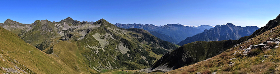 Evvia sul sentiero dal Passo di Tartano per Cima di Lemma con vista verso la regione dei Laghi di Porcile